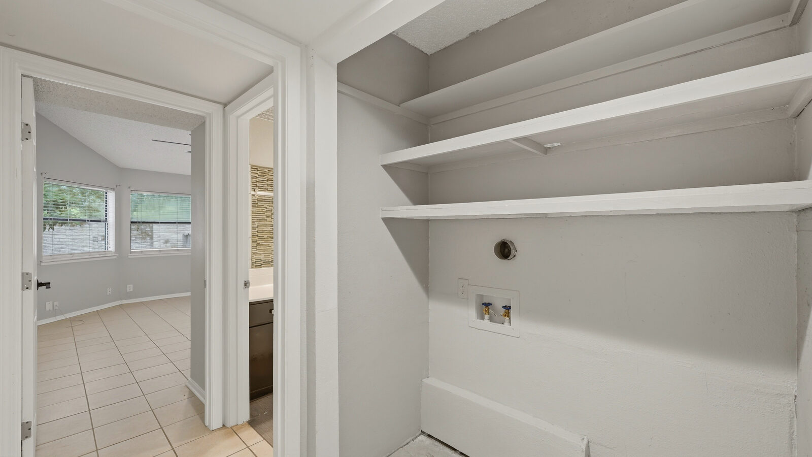 Secondary bedroom with corner windows, ceiling fan, and closet